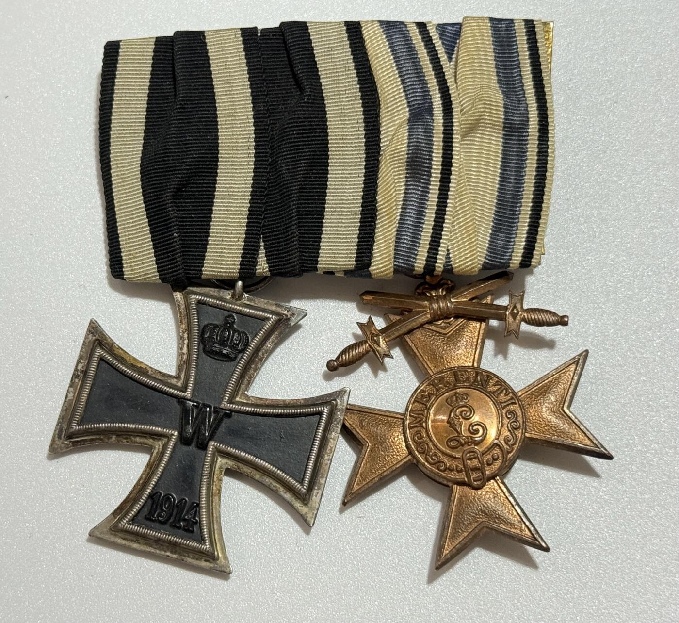韵星假日精品2025秋季军品类拍卖会-- Rimey Holidays Boutique 2025 Autumn Militaria Sale 德意志帝国二级铁十字勋章（KAG标）与巴伐利亚王国三级军事功勋奖章（MVK3）联排