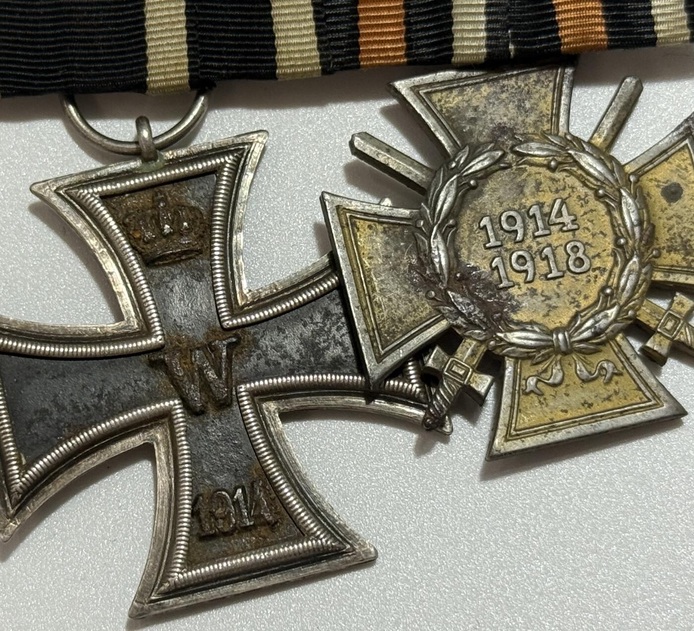 韵星假日精品2025秋季军品类拍卖会-- Rimey Holidays Boutique 2025 Autumn Militaria Sale 德意志帝国二级铁十字勋章与一战荣誉十字奖章联排 （铁十字w？标，小环打6批次标）