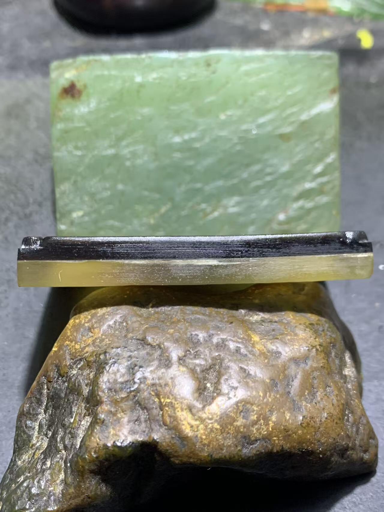 精美羊角雕刻狼王牌子一个！