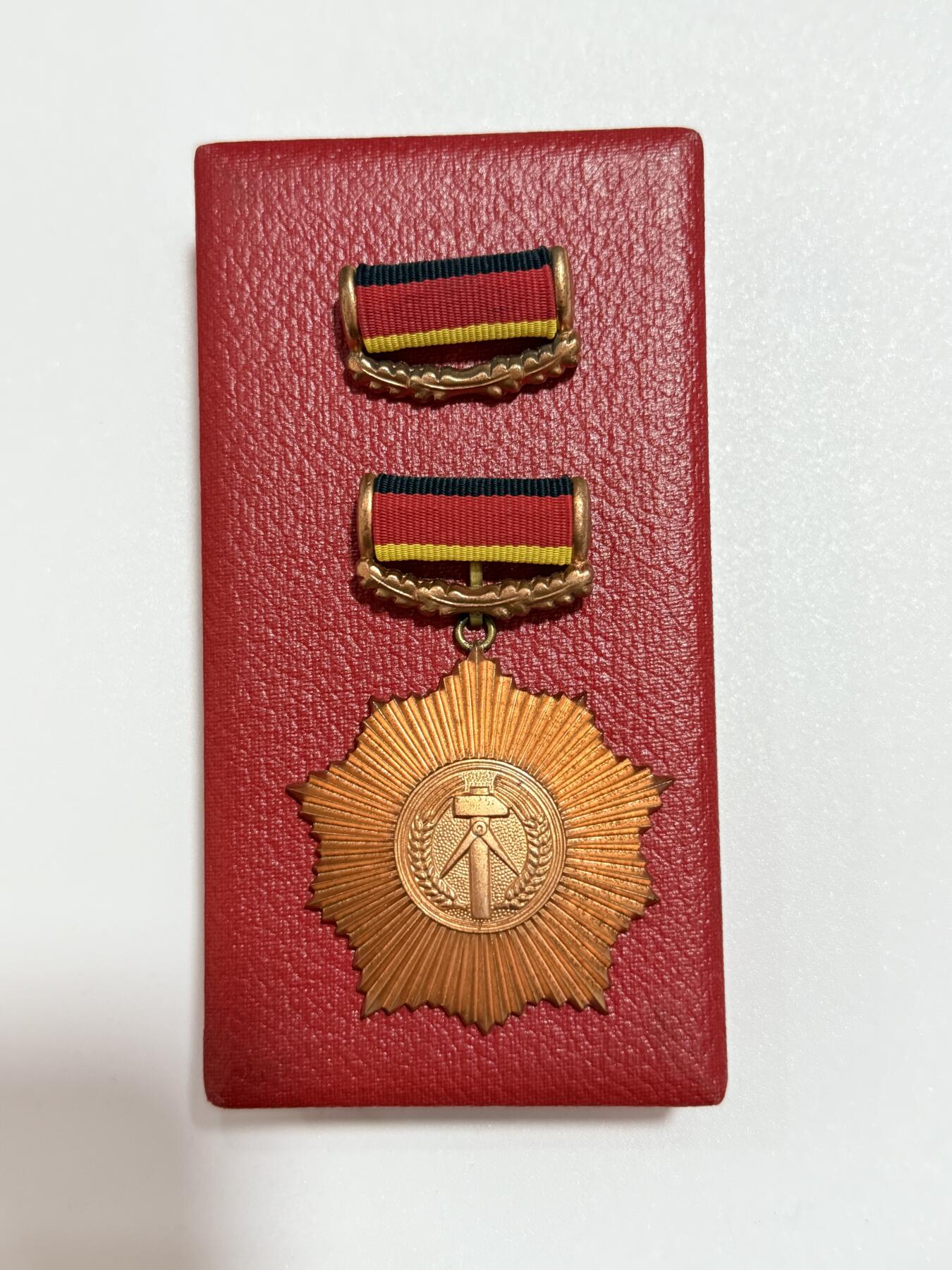 韵星假日精品2025秋季军品类拍卖会-- Rimey Holidays Boutique 2025 Autumn Militaria Sale  民主德国铜级祖国功勋勋章带原盒略