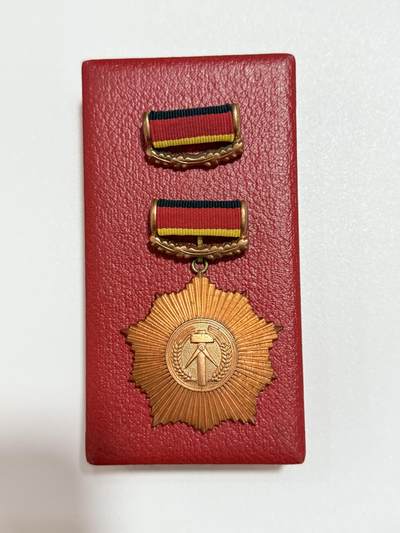 韵星假日精品2025秋季军品类拍卖会-- Rimey Holidays Boutique 2025 Autumn Militaria Sale -  民主德国铜级祖国功勋勋章带原盒略