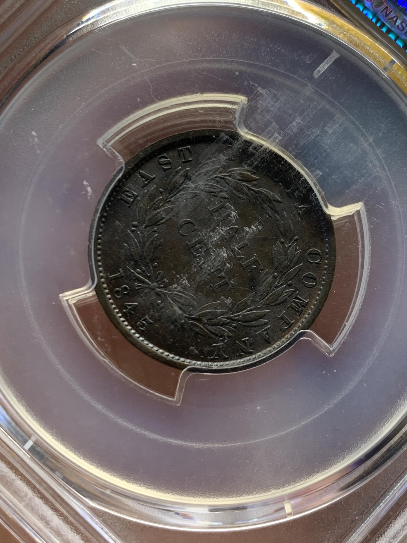 《竞宝斋》第432场 周日，周一 2场连拍 （全场包邮） PCGS MS63BN 英属海峡1845年小维1/2分铜币，首年份，个人最喜欢的一款女王年轻头像。首年好品非常稀少，外拍大热品种，SBP拍卖N盒同分早在19年就以480美元成交。背面右上角小磕，细节见图。