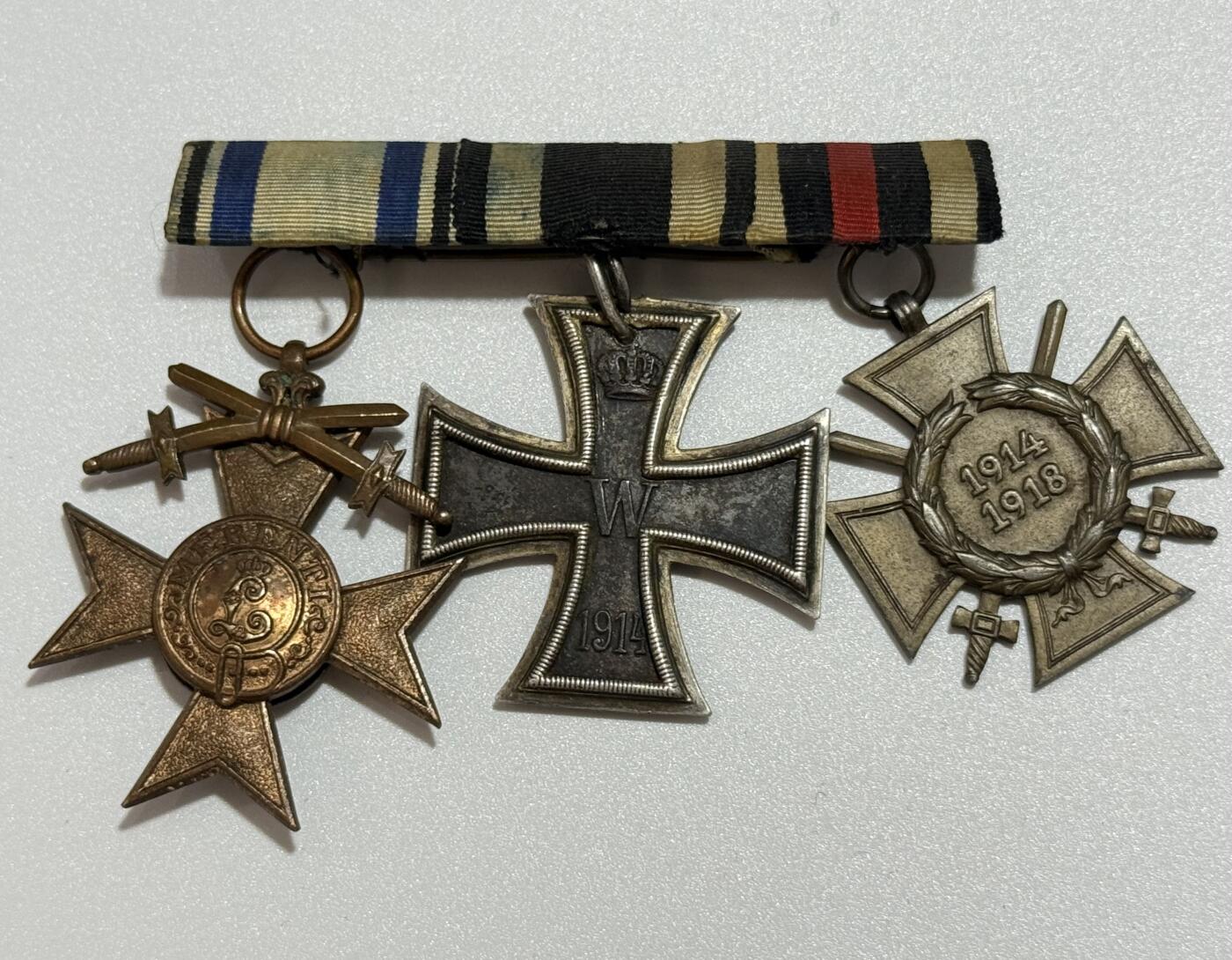 韵星假日精品2025秋季军品类拍卖会-- Rimey Holidays Boutique 2025 Autumn Militaria Sale 德意志帝国二级铁十字勋章、一战荣誉十字奖章（兴登堡）、巴伐利亚王国三级军事功勋奖章（MVK3）联排
