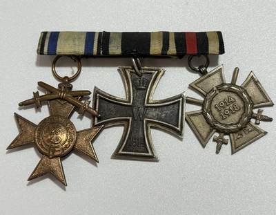 韵星假日精品2025秋季军品类拍卖会-- Rimey Holidays Boutique 2025 Autumn Militaria Sale - 德意志帝国二级铁十字勋章、一战荣誉十字奖章（兴登堡）、巴伐利亚王国三级军事功勋奖章（MVK3）联排