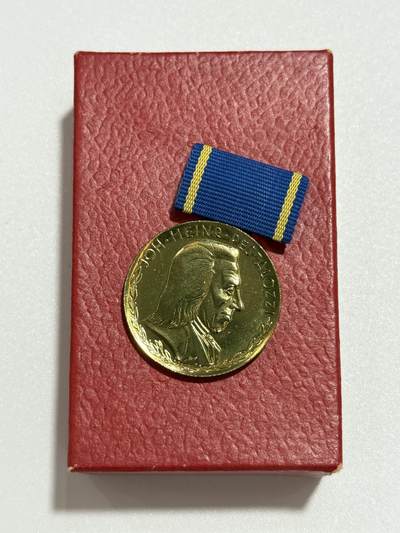 韵星假日精品2025秋季军品类拍卖会-- Rimey Holidays Boutique 2025 Autumn Militaria Sale - 民主德国金级裴斯泰罗其奖章带原盒