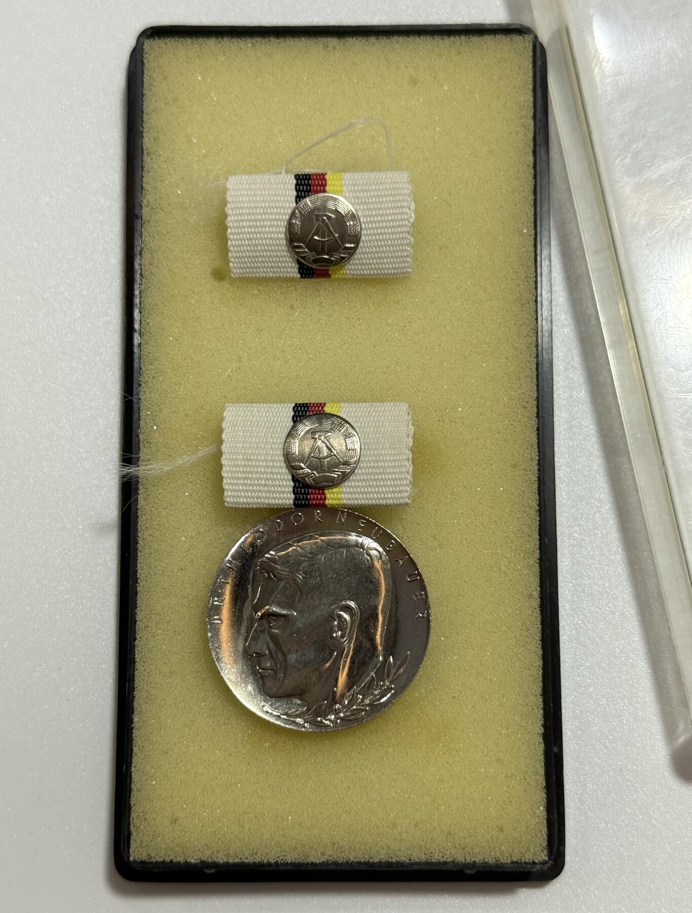 韵星假日精品2025秋季军品类拍卖会-- Rimey Holidays Boutique 2025 Autumn Militaria Sale 民主德国西奥多纽贝尔奖章带盒略