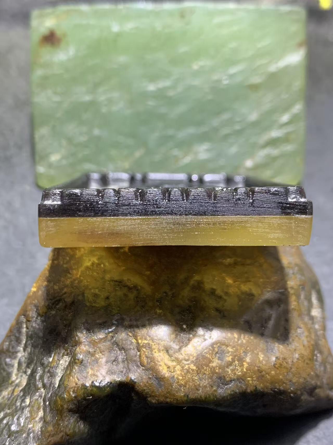 精美羊角雕刻狼王牌子一个！