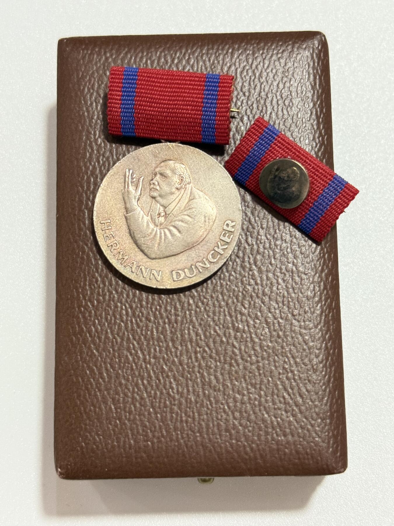 韵星假日精品2025秋季军品类拍卖会-- Rimey Holidays Boutique 2025 Autumn Militaria Sale 民主德国赫尔曼顿克奖章带原盒略