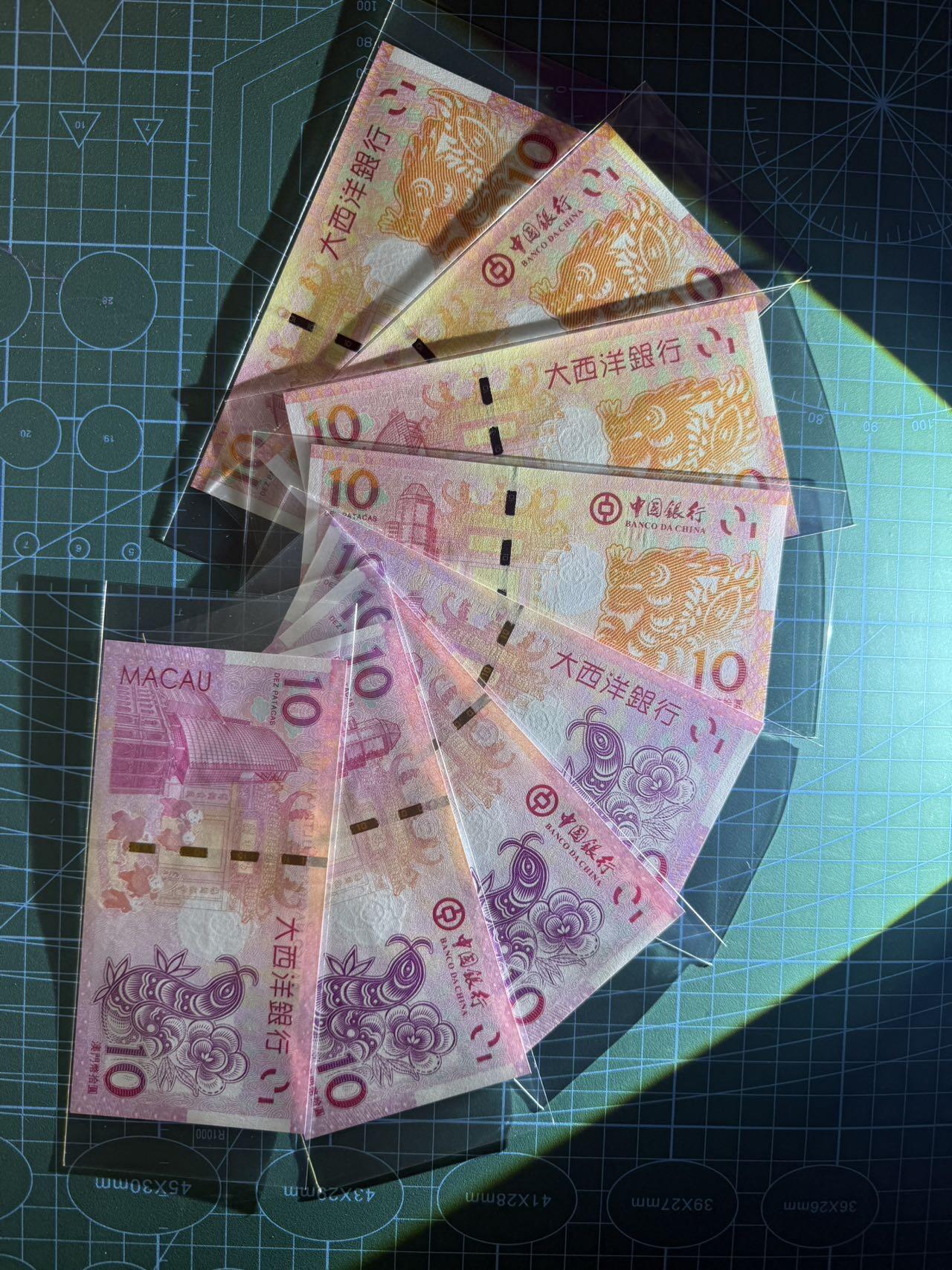 【炜奕收藏】，第四十九期，多套加拿大纸币、港澳靓号 澳门龙年蛇年生肖纪念钞共4对，右上角蛇年纪念钞有轻微压痕，其余均为UNC品相