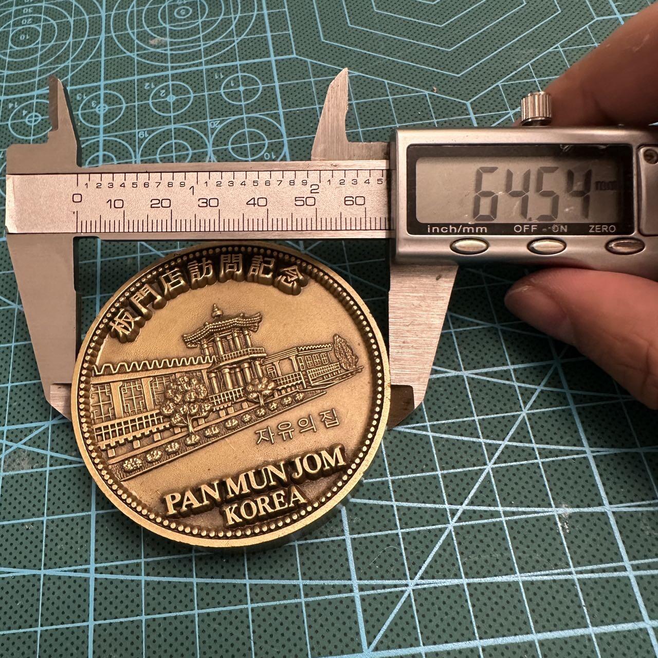 蒂克钱币-第46场 日本章牌专场 板门店访问厚重黄铜章 64mm 265g