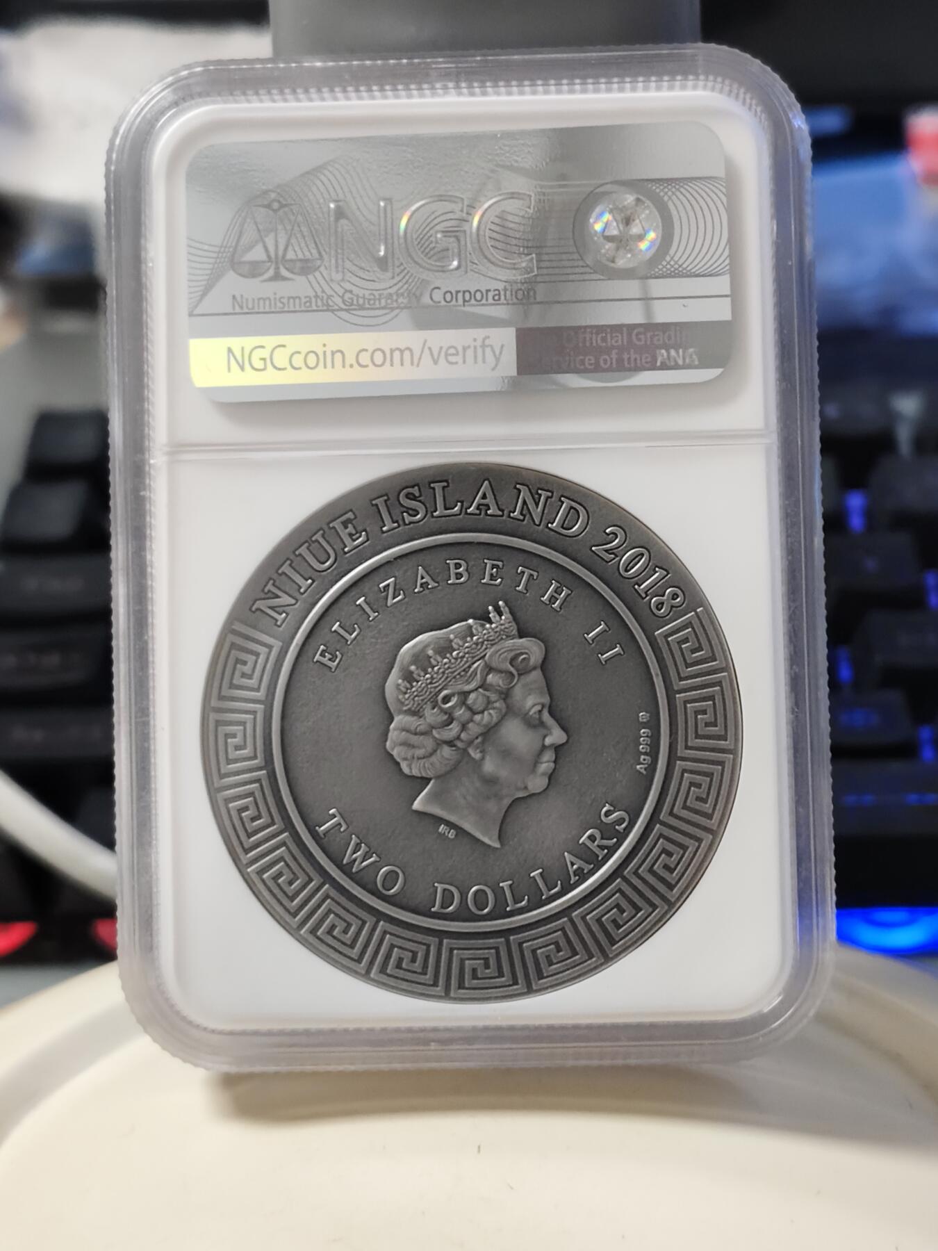 第180期拍卖【长期征集拍品】【北京币展专场】 纽埃2018年古希腊半神系列2珀尔修斯战美杜莎2盎司银币NGC-MS69盒证齐全，999银，发行650枚，