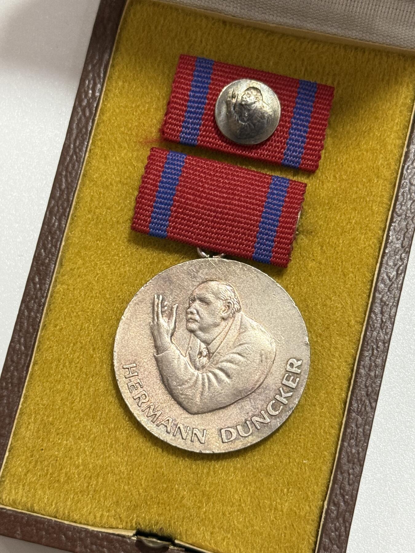 韵星假日精品2025秋季军品类拍卖会-- Rimey Holidays Boutique 2025 Autumn Militaria Sale 民主德国赫尔曼顿克奖章带原盒略