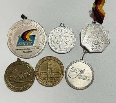 韵星假日精品2025秋季军品类拍卖会-- Rimey Holidays Boutique 2025 Autumn Militaria Sale - 民主德国奖牌一组