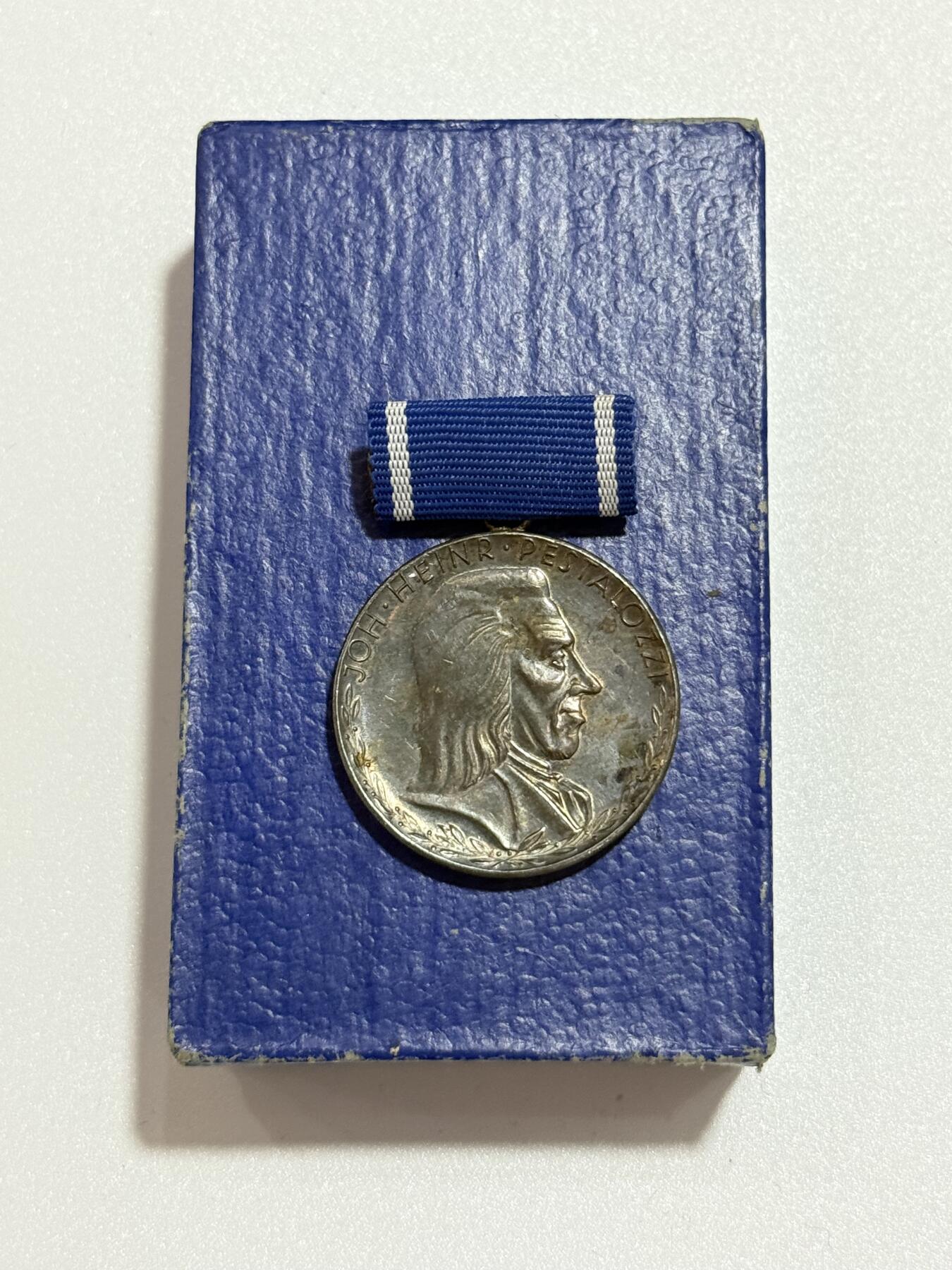 韵星假日精品2025秋季军品类拍卖会-- Rimey Holidays Boutique 2025 Autumn Militaria Sale 民主德国银级裴斯泰罗其奖章带原盒