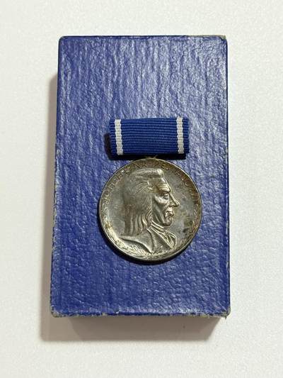 韵星假日精品2025秋季军品类拍卖会-- Rimey Holidays Boutique 2025 Autumn Militaria Sale - 民主德国银级裴斯泰罗其奖章带原盒