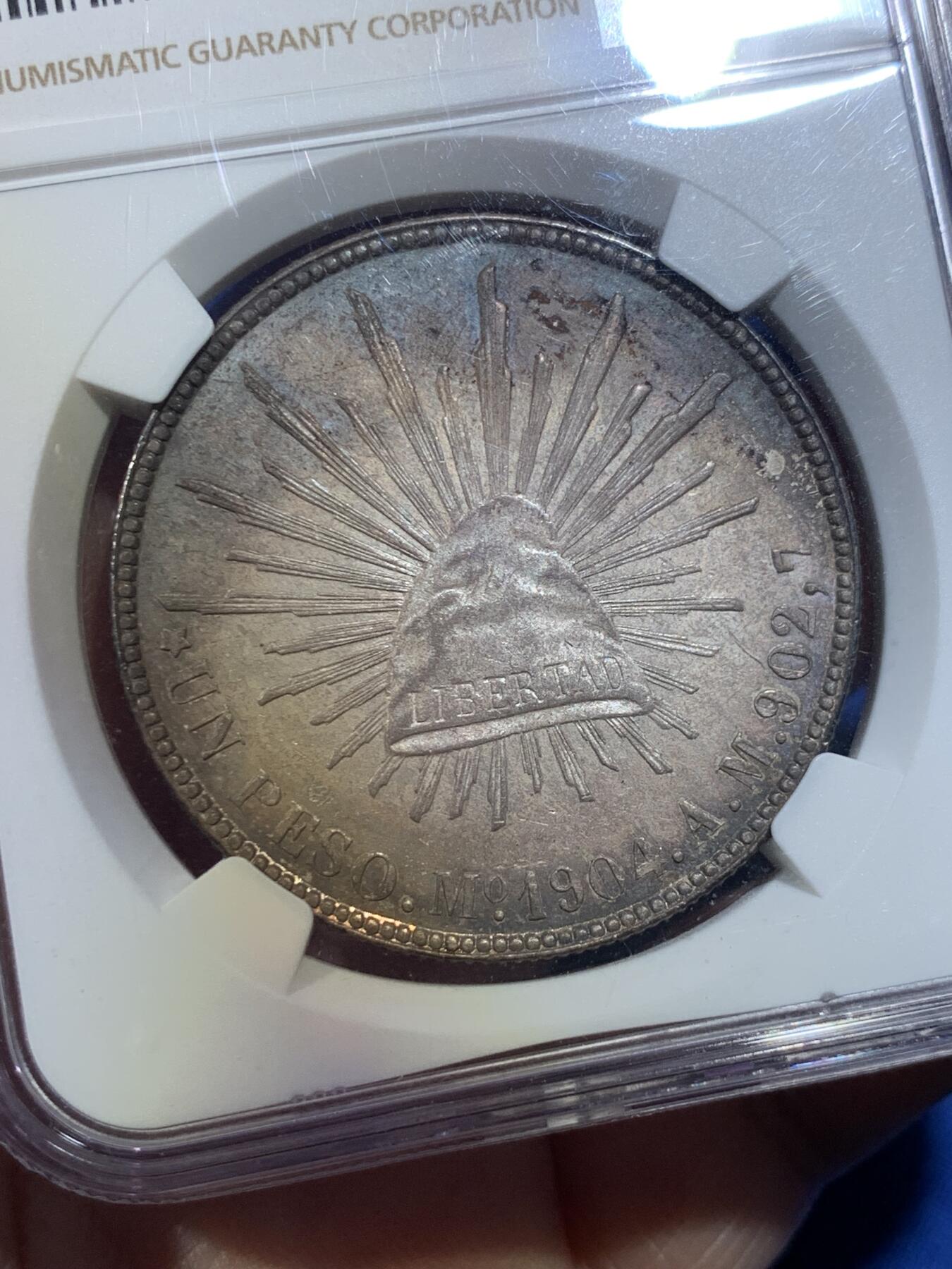 《竞宝斋》第432场 周日，周一 2场连拍 （全场包邮） NGC MS63 墨西哥1904年MO AM版直边鹰洋，原味老黑彩，羽毛保存不错