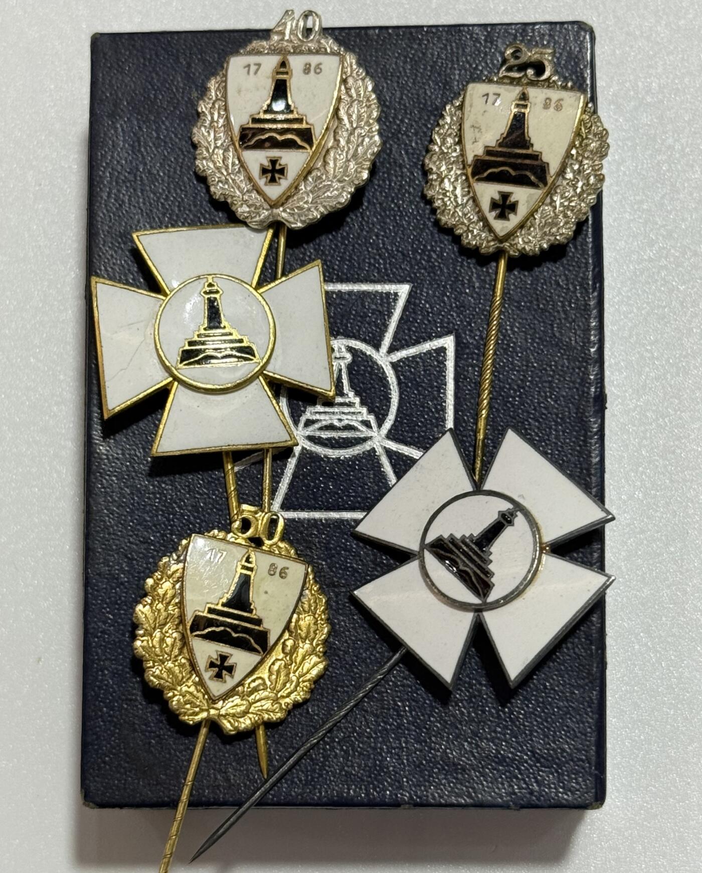 韵星假日精品2025秋季军品类拍卖会-- Rimey Holidays Boutique 2025 Autumn Militaria Sale 魏玛德国-Nazi德国基夫霍伊泽证章插针全套带原盒 -- 带金级和银级协会会员插针-2949、1706号 25、40、50年荣誉成员证章 