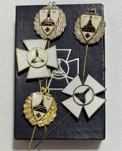 韵星假日精品2025秋季军品类拍卖会-- Rimey Holidays Boutique 2025 Autumn Militaria Sale - 魏玛德国-Nazi德国基夫霍伊泽证章插针全套带原盒 -- 带金级和银级协会会员插针-2949、1706号 25、40、50年荣誉成员证章 