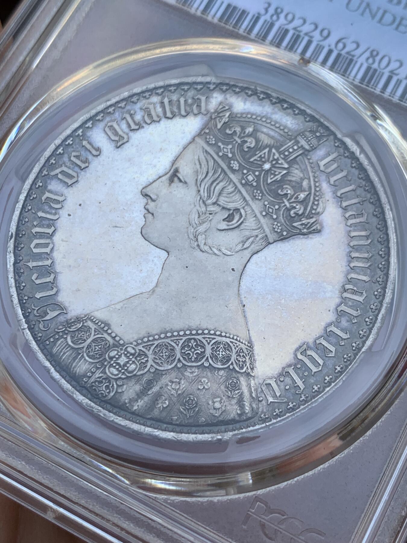 《竞宝斋》第432场 周日，周一 2场连拍 （全场包邮） PCGS PR62CAM 英国1847哥特克朗银币 公认的最美钱币之一 英系玩家绕不过的美丽 所见62分的状态极佳者