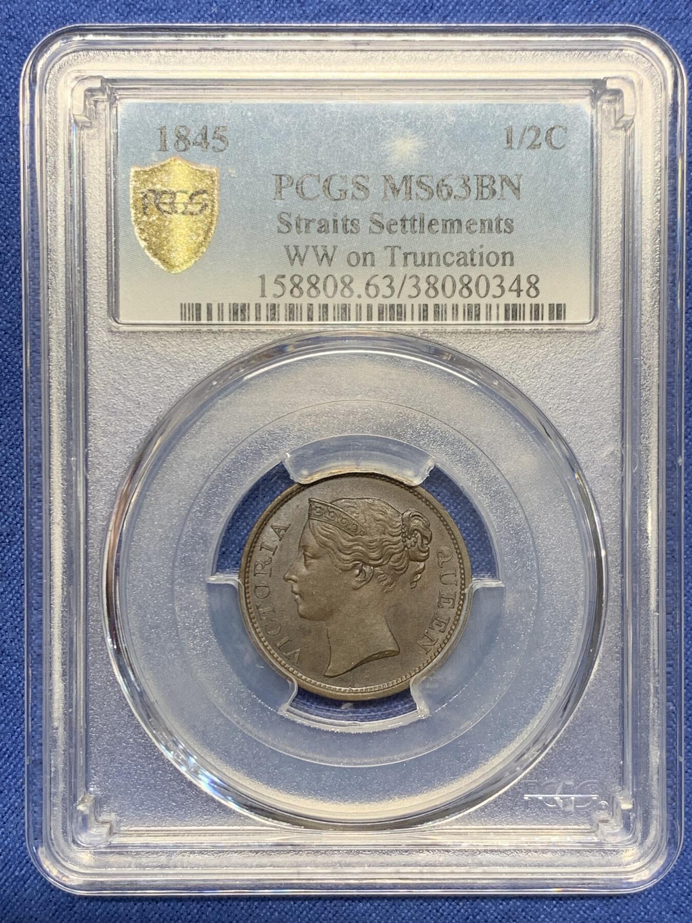 《竞宝斋》第432场 周日，周一 2场连拍 （全场包邮） PCGS MS63BN 英属海峡1845年小维1/2分铜币，首年份，个人最喜欢的一款女王年轻头像。首年好品非常稀少，外拍大热品种，SBP拍卖N盒同分早在19年就以480美元成交。背面右上角小磕，细节见图。