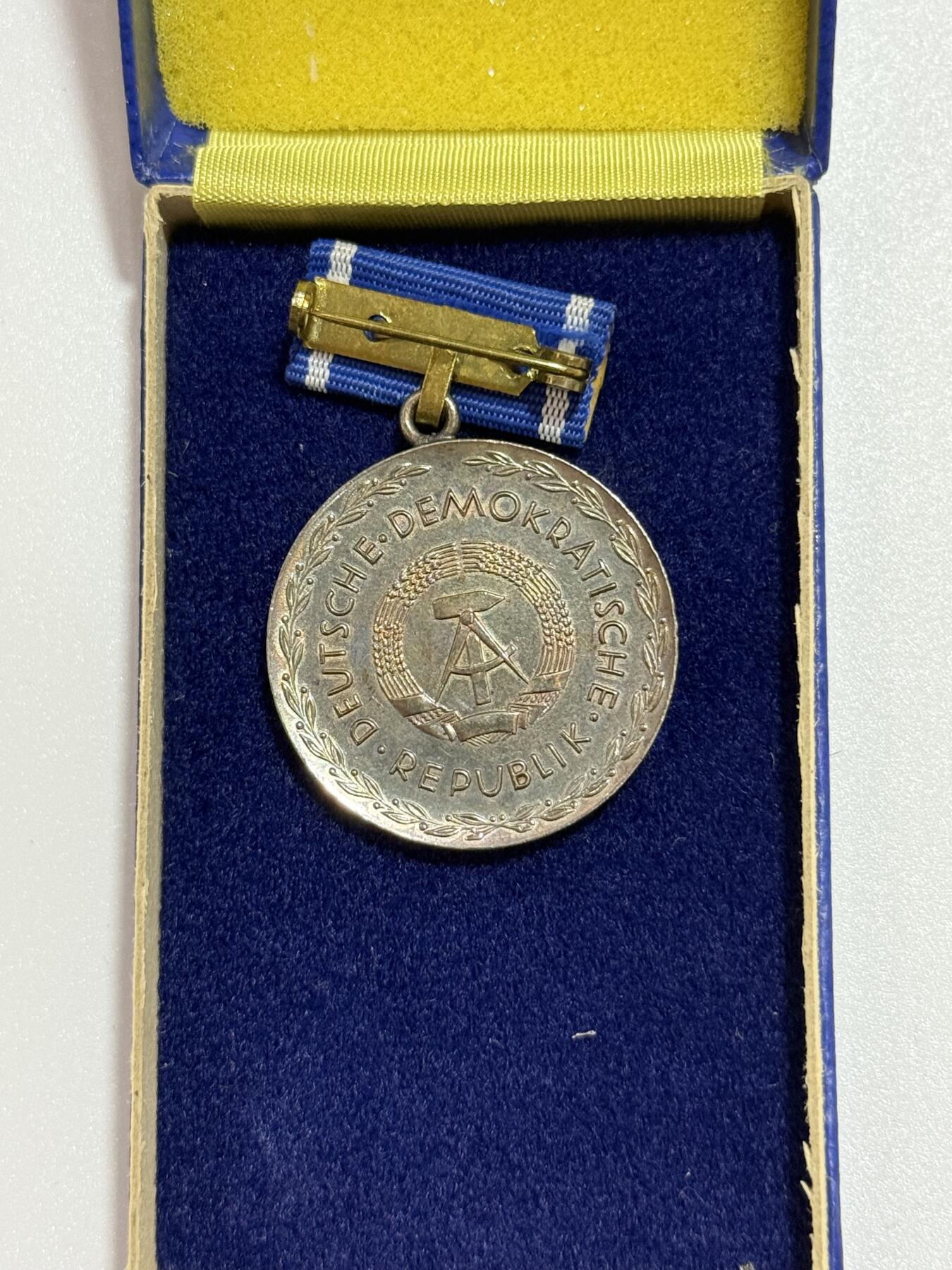 韵星假日精品2025秋季军品类拍卖会-- Rimey Holidays Boutique 2025 Autumn Militaria Sale 民主德国银级裴斯泰罗其奖章带原盒