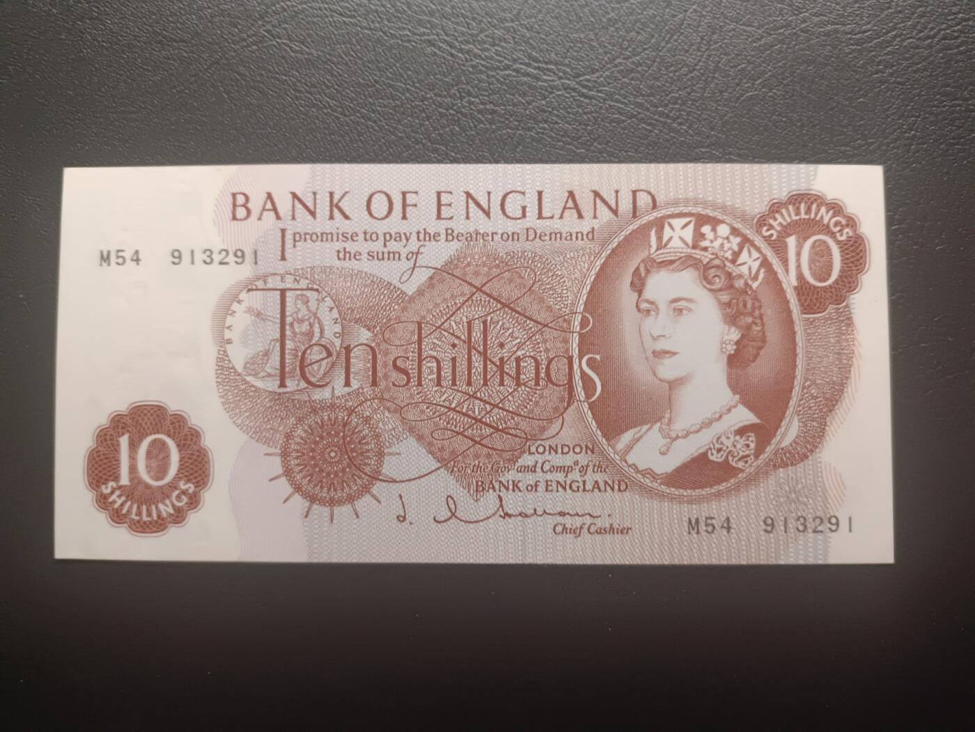 2025十月第四期，加拍第二场，总198期 英格兰C序列10先令UNC-，补号M前缀，青年女王