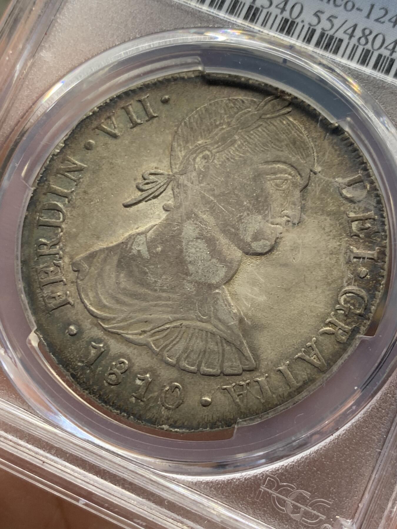 《竞宝斋》第432场 周日，周一 2场连拍 （全场包邮） PCGS AU55 西属秘鲁1810年费迪南七世洋葱头双柱8r银币，很少见的头像版别，原味五彩包浆很舒服