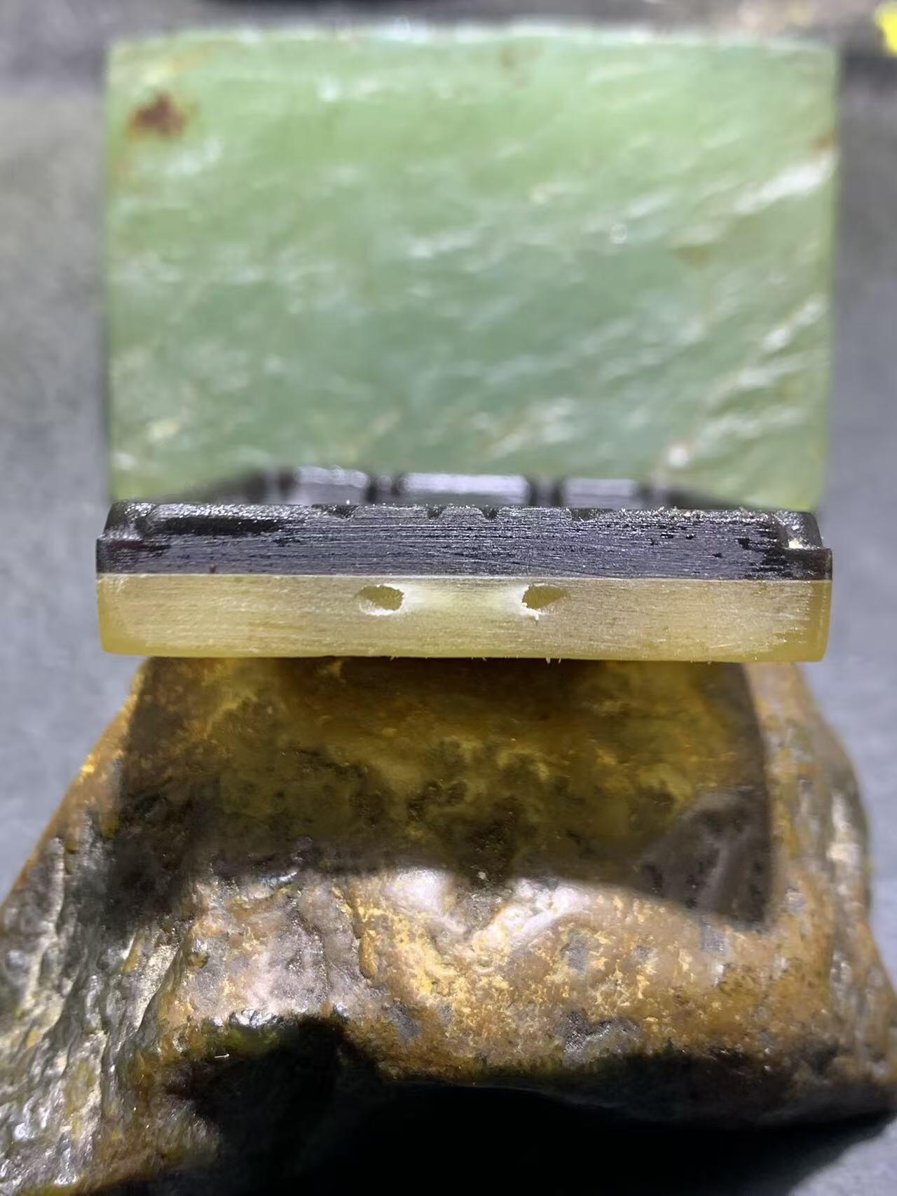 精美羊角雕刻狼王牌子一个！