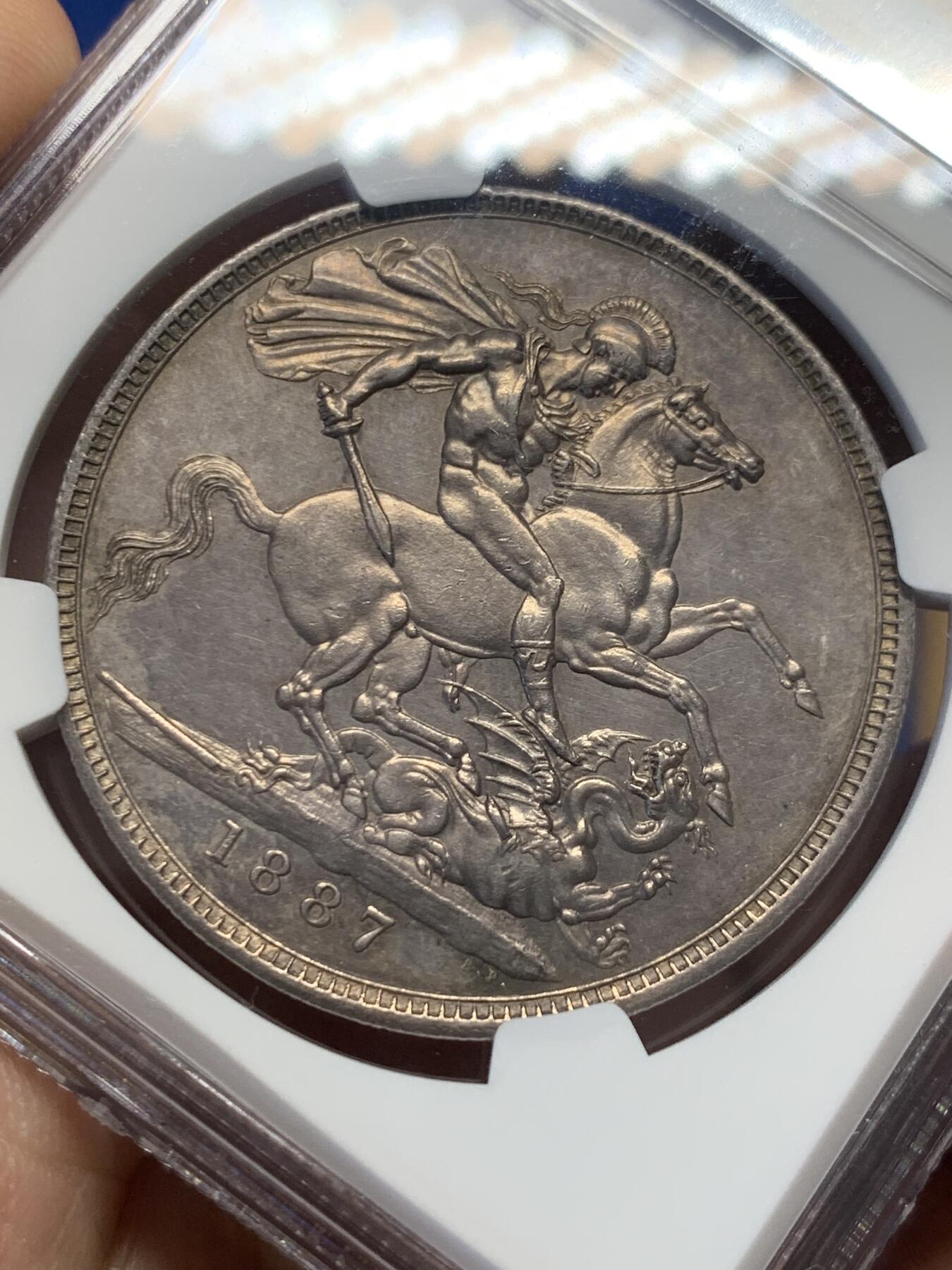 《竞宝斋》第432场 周日，周一 2场连拍 （全场包邮） NGC AUD 1887年英国维多利亚高冠马剑克朗 错杀，英国钱币名家Thorbum旧藏，双面包浆极美，适合自藏