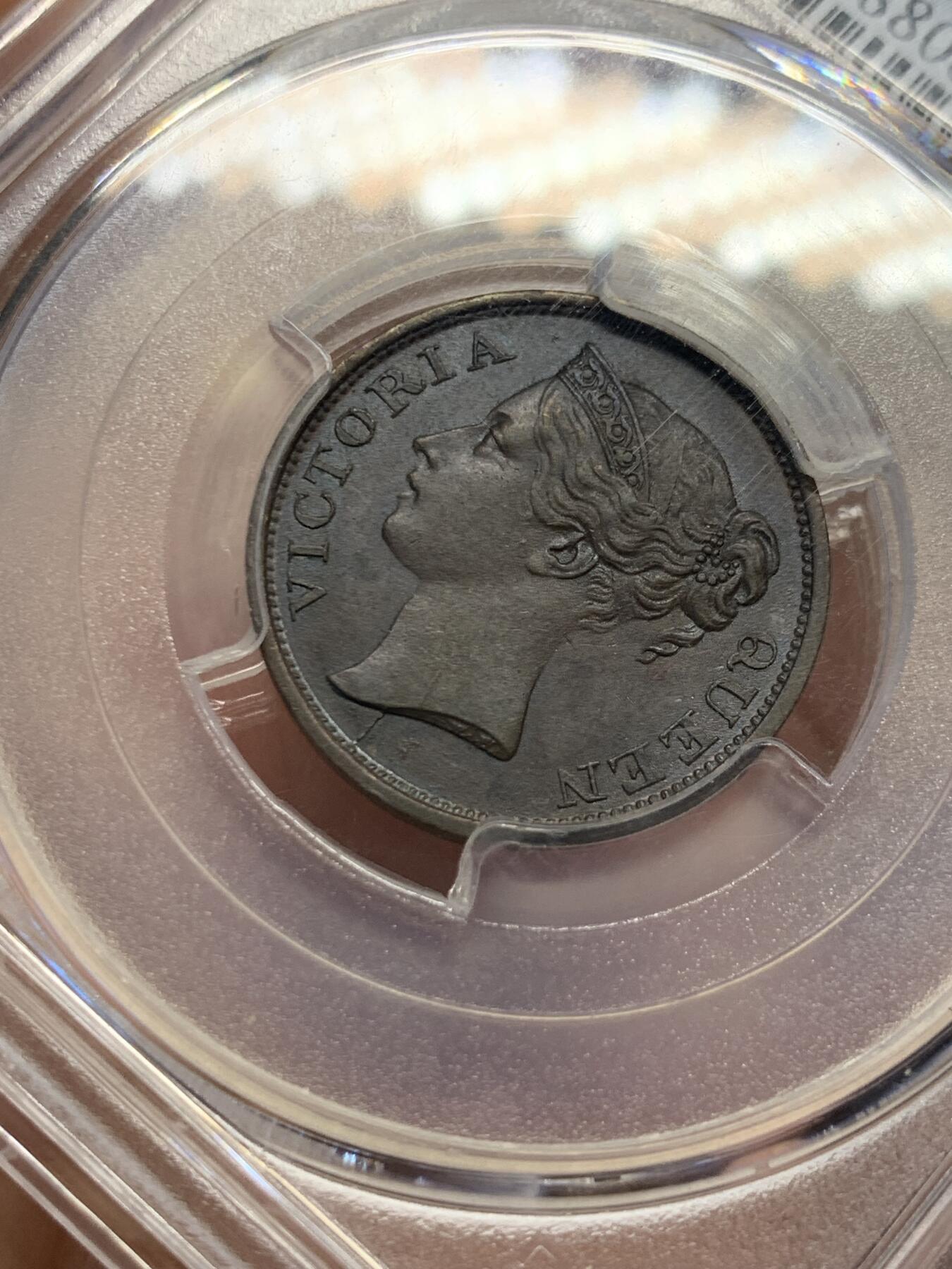 《竞宝斋》第432场 周日，周一 2场连拍 （全场包邮） PCGS MS63BN 英属海峡1845年小维1/2分铜币，首年份，个人最喜欢的一款女王年轻头像。首年好品非常稀少，外拍大热品种，SBP拍卖N盒同分早在19年就以480美元成交。背面右上角小磕，细节见图。