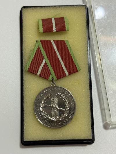 韵星假日精品2025秋季军品类拍卖会-- Rimey Holidays Boutique 2025 Autumn Militaria Sale - 民主德国边防人民军银级功绩奖章带盒略