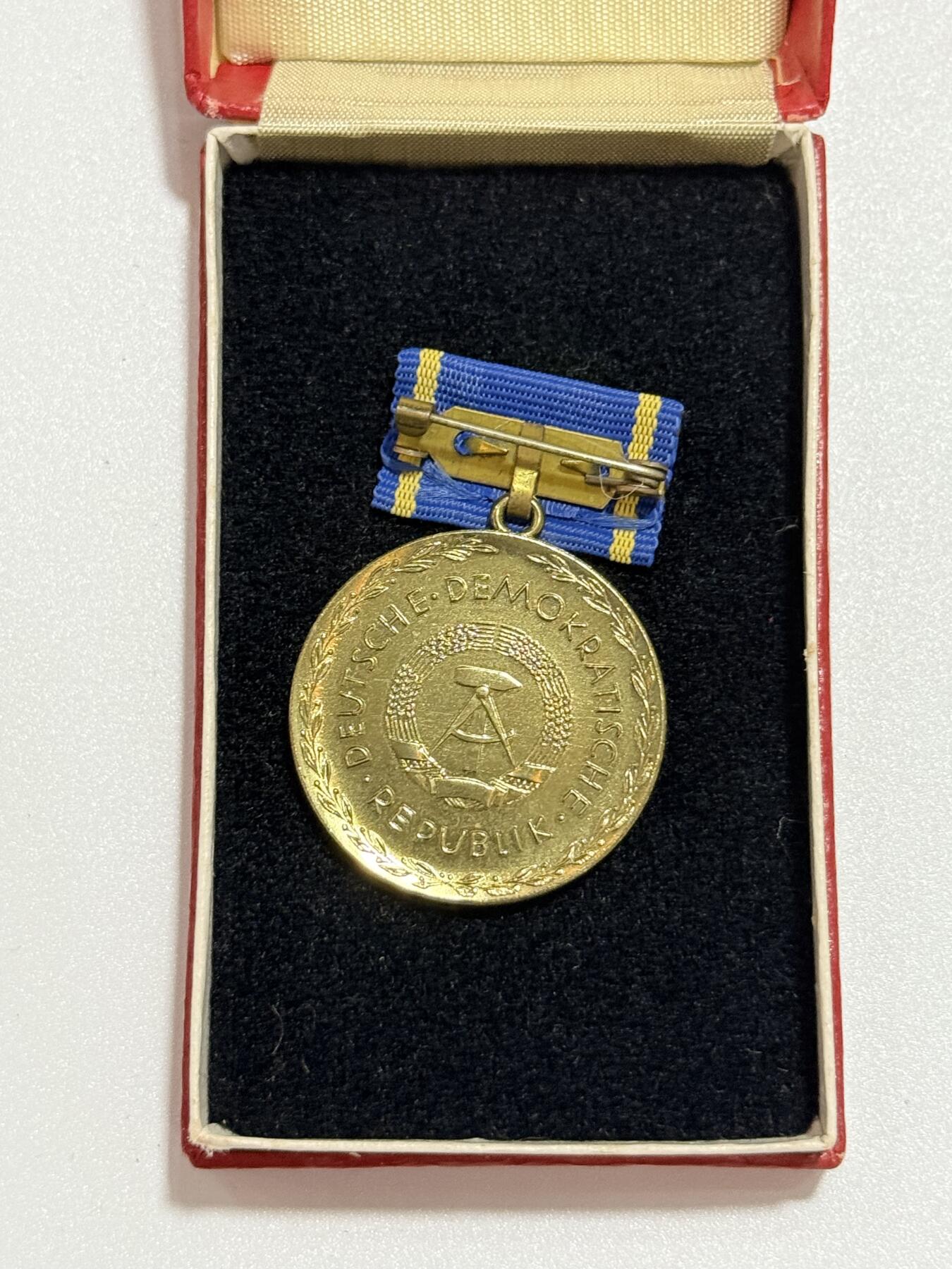 韵星假日精品2025秋季军品类拍卖会-- Rimey Holidays Boutique 2025 Autumn Militaria Sale 民主德国金级裴斯泰罗其奖章带原盒