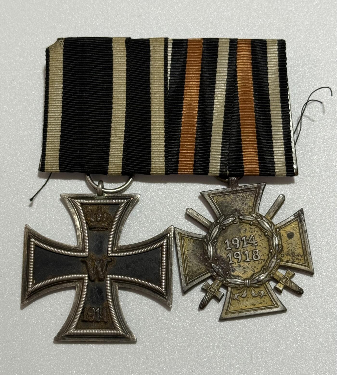 韵星假日精品2025秋季军品类拍卖会-- Rimey Holidays Boutique 2025 Autumn Militaria Sale 德意志帝国二级铁十字勋章与一战荣誉十字奖章联排 （铁十字w？标，小环打6批次标）