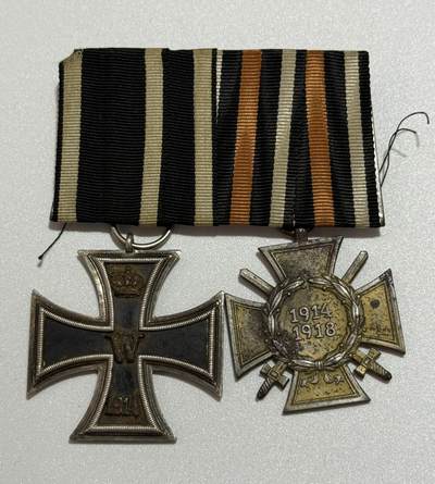韵星假日精品2025秋季军品类拍卖会-- Rimey Holidays Boutique 2025 Autumn Militaria Sale - 德意志帝国二级铁十字勋章与一战荣誉十字奖章联排 （铁十字w？标，小环打6批次标）