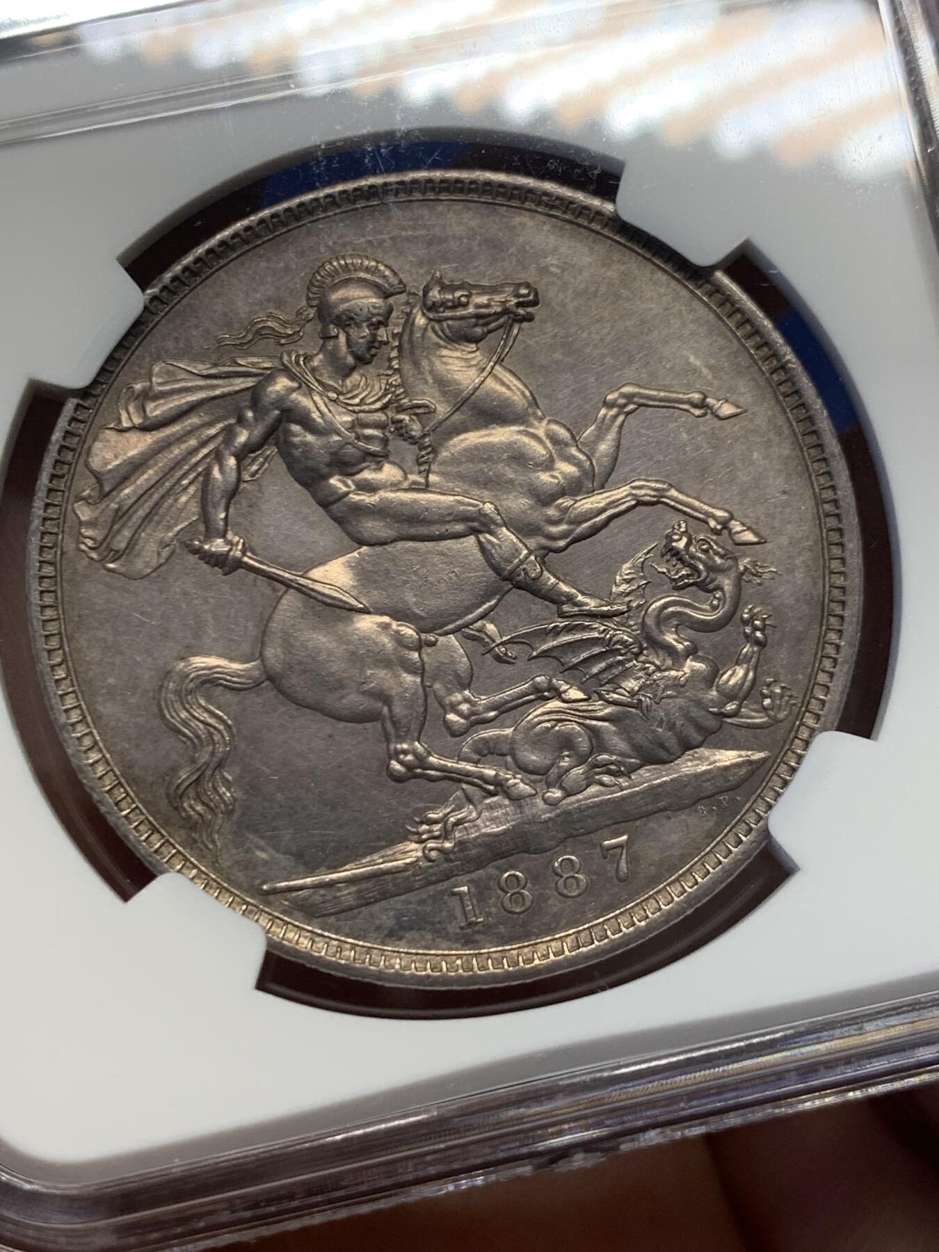 《竞宝斋》第432场 周日，周一 2场连拍 （全场包邮） NGC AUD 1887年英国维多利亚高冠马剑克朗 错杀，英国钱币名家Thorbum旧藏，双面包浆极美，适合自藏