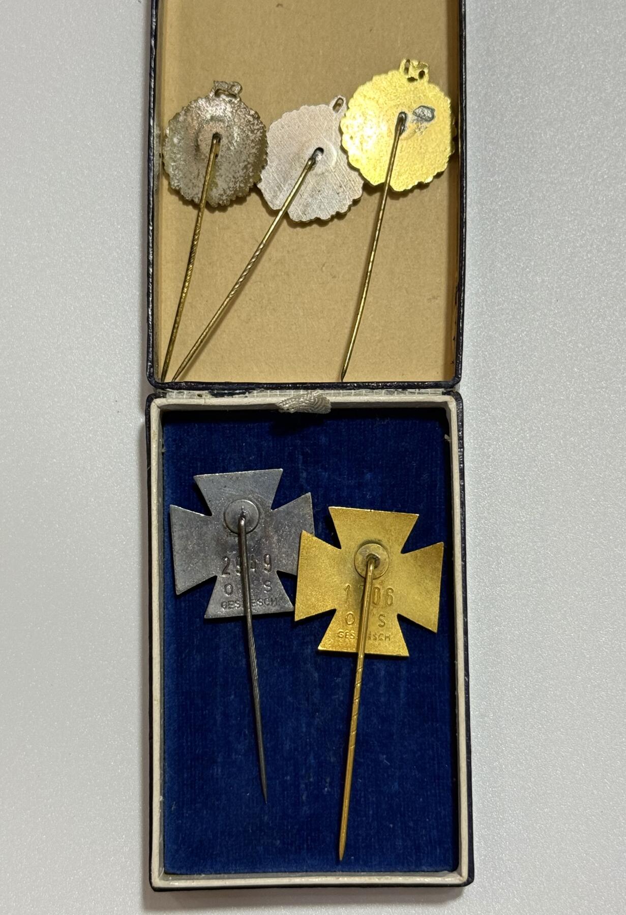 韵星假日精品2025秋季军品类拍卖会-- Rimey Holidays Boutique 2025 Autumn Militaria Sale 魏玛德国-Nazi德国基夫霍伊泽证章插针全套带原盒 -- 带金级和银级协会会员插针-2949、1706号 25、40、50年荣誉成员证章 