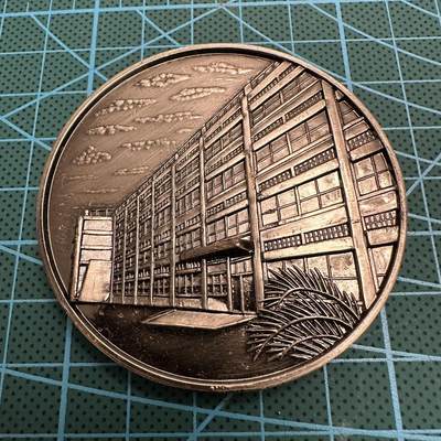 蒂克钱币-第46场 日本章牌专场 - 昭和56年 昭岛市清泉学校纪念章 60mm 99g