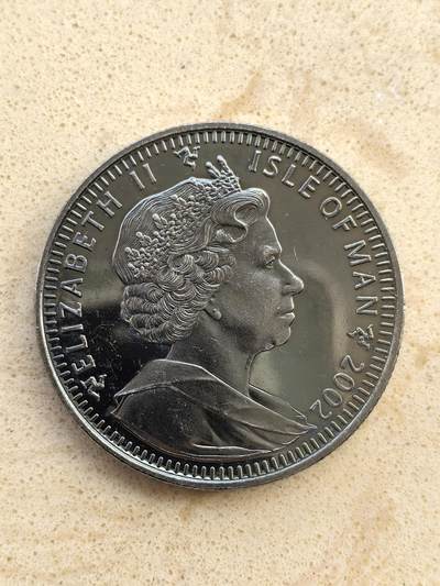 道一币馆币章第一百五十二场 - 马恩岛2002年伊丽莎白王太后逝世1克朗纪念币-王太后在梅伊城堡