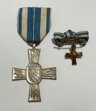 韵星假日精品2025秋季军品类拍卖会-- Rimey Holidays Boutique 2025 Autumn Militaria Sale - 西德巴伐利亚银级消防服务奖章带mini