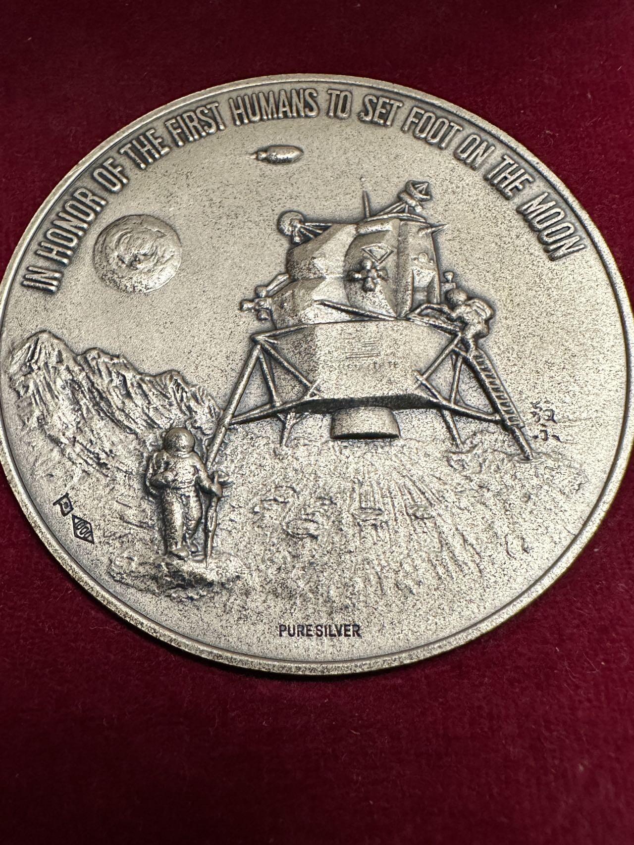 蒂克钱币-第46场 日本章牌专场 人类登月 纪念纯银章 带银标 60mm 111.5g 绒布盒