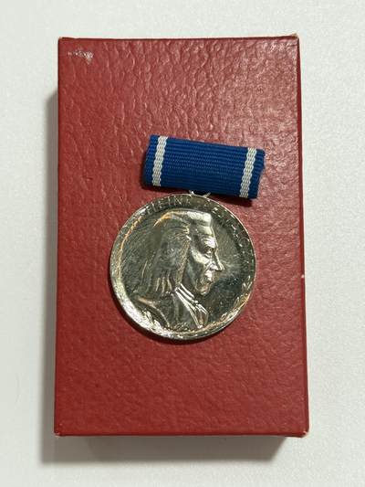 韵星假日精品2025秋季军品类拍卖会-- Rimey Holidays Boutique 2025 Autumn Militaria Sale - 民主德国银级裴斯泰罗其奖章带原盒