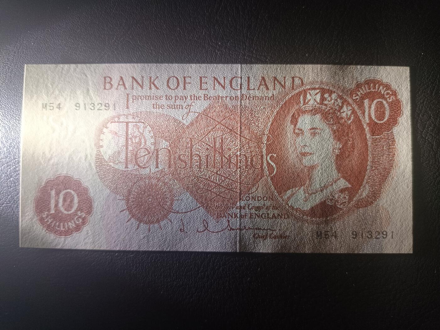 2025十月第四期，加拍第二场，总198期 英格兰C序列10先令UNC-，补号M前缀，青年女王