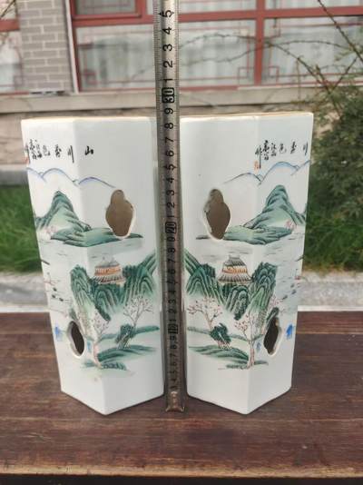 民国浅降彩山水六方帽筒一对 器型规整，画工精美，山水人物纹饰，带开窗设计 - 民国浅降彩山水六方帽筒一对 器型规整，画工精美，山水人物纹饰，带开窗设计