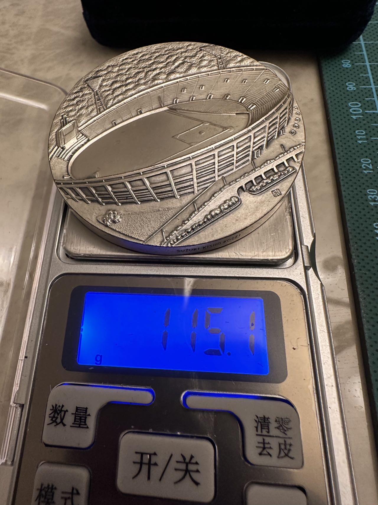 蒂克钱币-第46场 日本章牌专场 昭和50年 横滨体育场 竣工纪念章60mm 115g 绒布盒