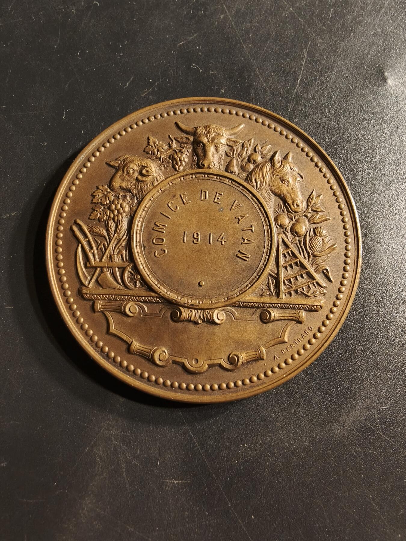 老王徽章第159期 法国1914年瓦唐市农业展大铜章     直径50mm.   重量57.5g