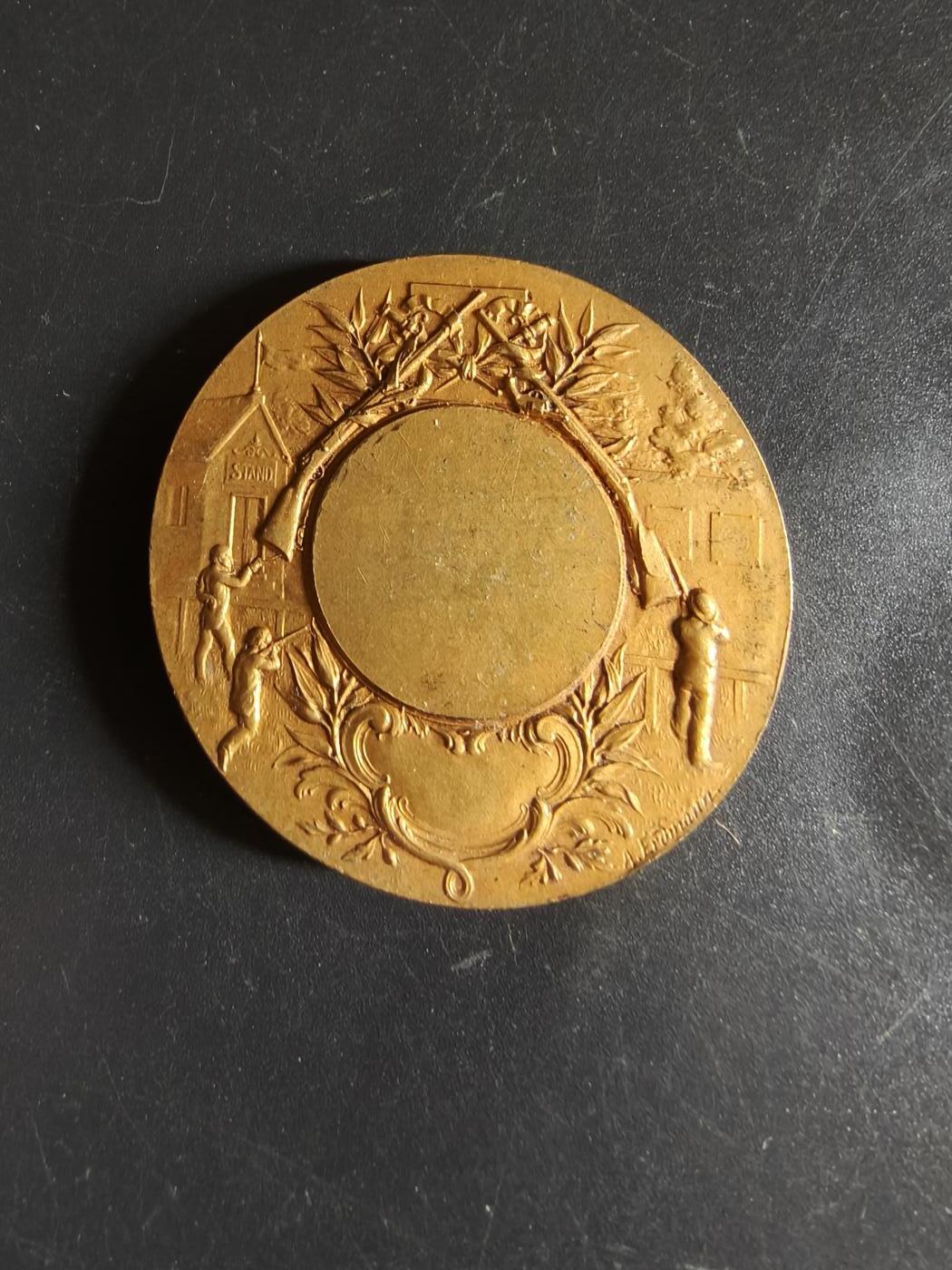 老王徽章第159期 法国国家射击协会大铜章     直径41mm.    重量31.8g