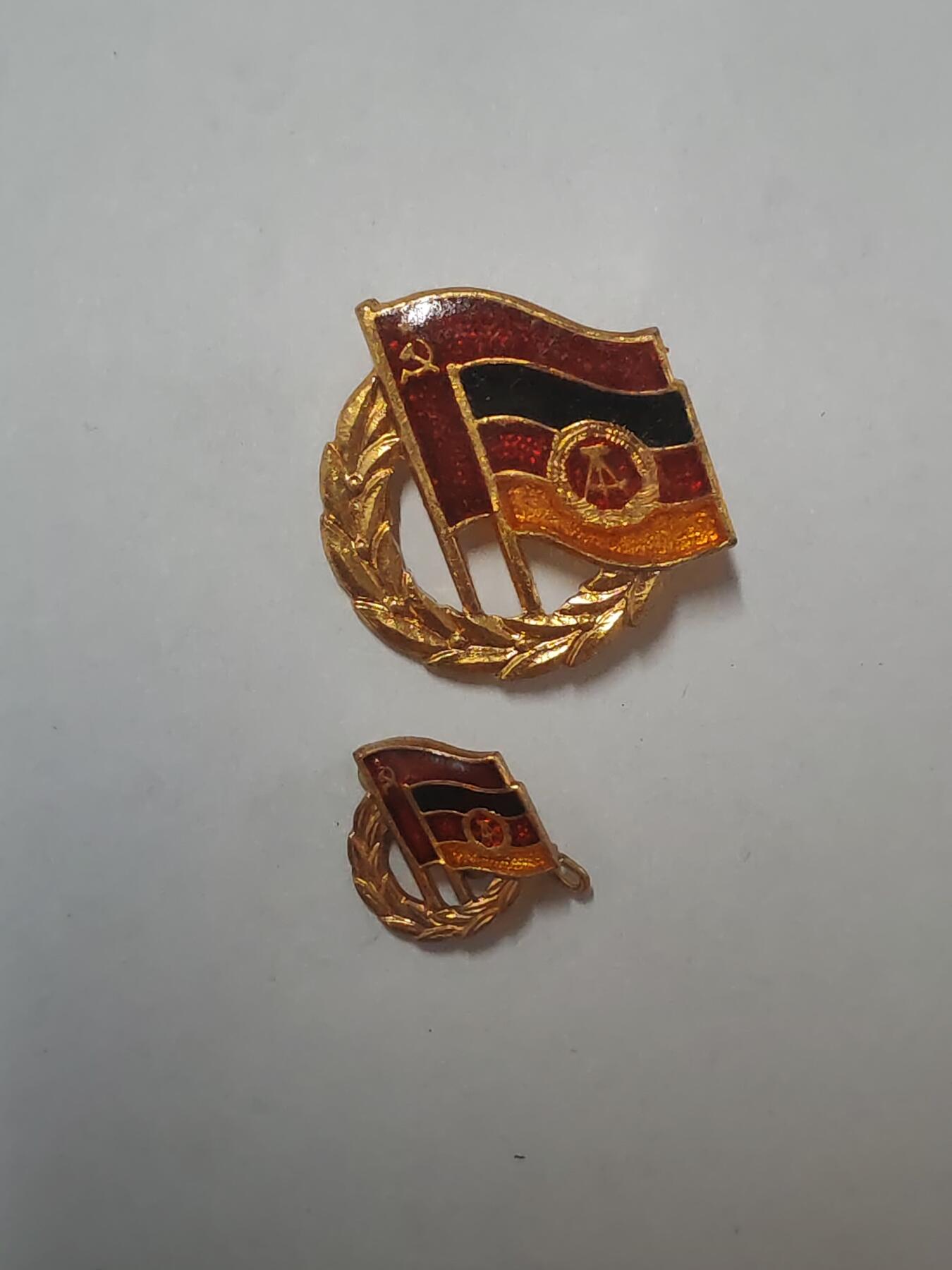 韵星假日拍卖第二十九期 -- Rimey Holidays Auction 29 民主德国金级苏德友好协会证章一套