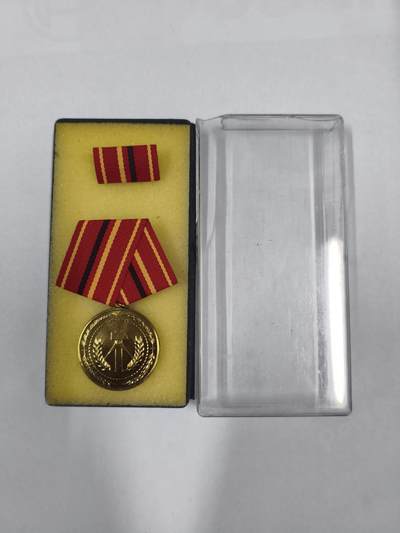 韵星假日拍卖第二十九期 -- Rimey Holidays Auction 29 - 民主德国金级工战队奖章 带原盒略