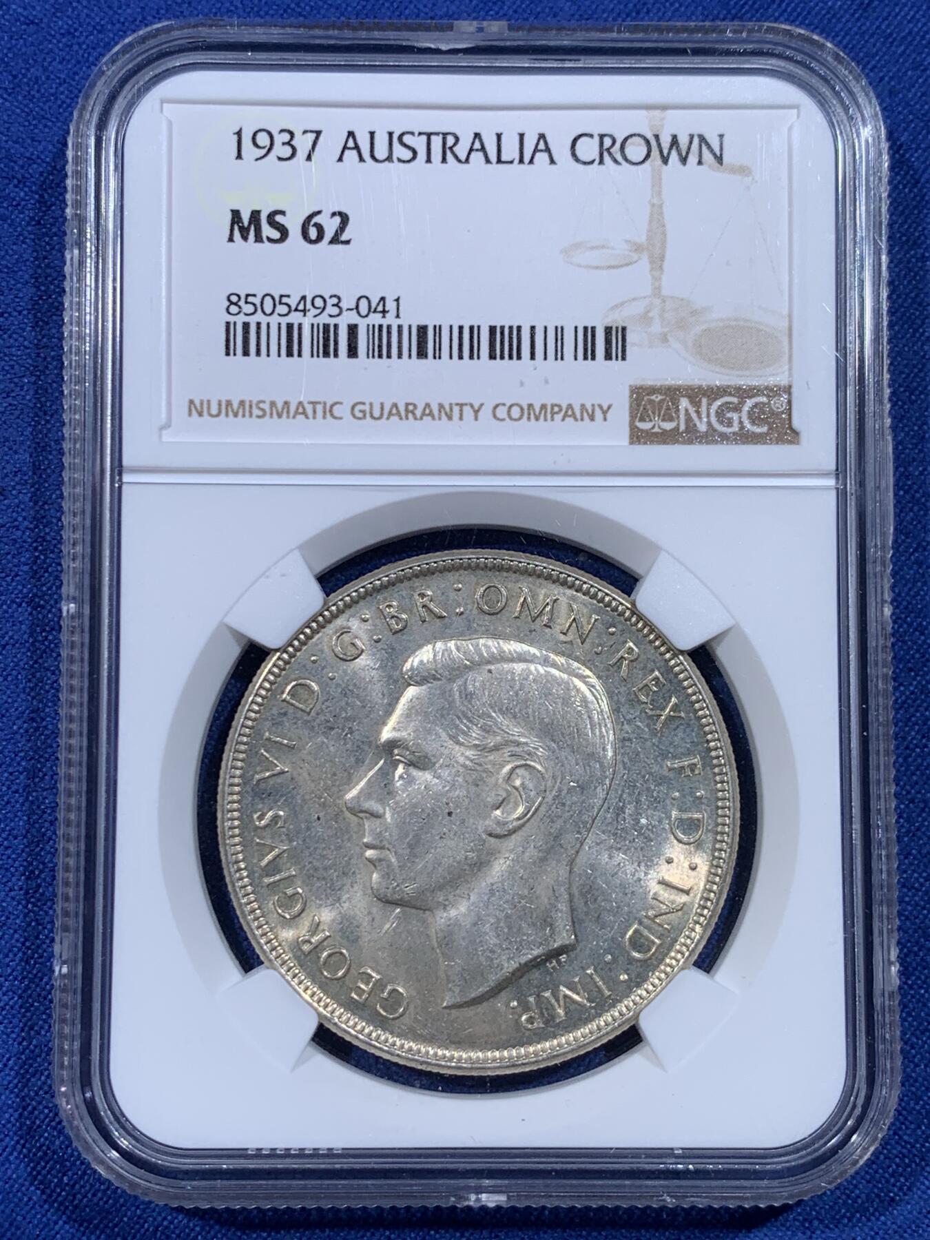 《竞宝斋》第433场 周日，周一 2场连拍 （全场包邮） NGC MS62 澳大利亚1937年乔治六世大皇冠1克朗银币，黄油彩包浆，转光强烈细节优秀。