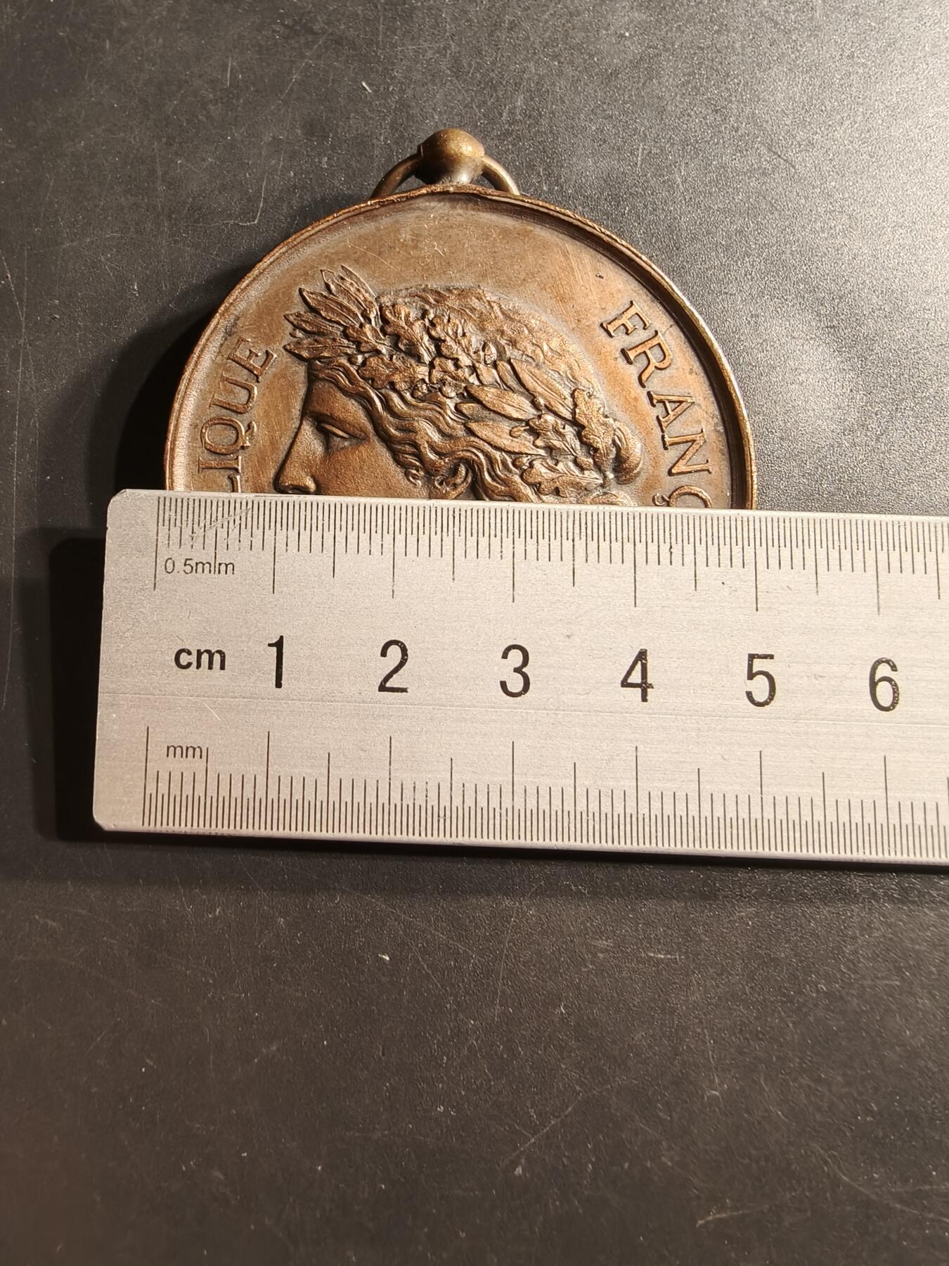 老王徽章第159期 法国国家射击协会大尺寸荣誉铜奖章     直径50mm.   重量50.4g